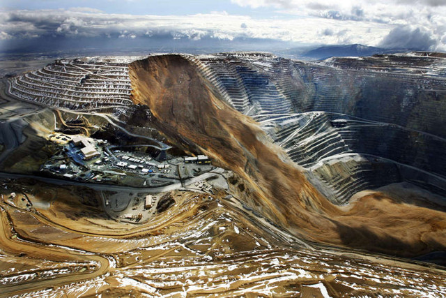 Massive landslide damages Kennecott\'s Bingham Canyon Mine