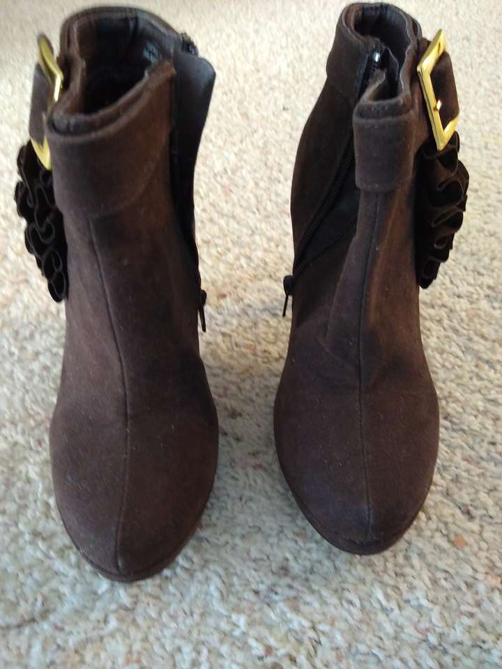 De Blossom Collection brown low boot size 6 1/2s
