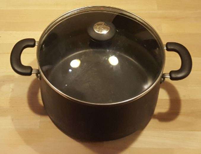Non-stick Hard-Anodized pot with lid