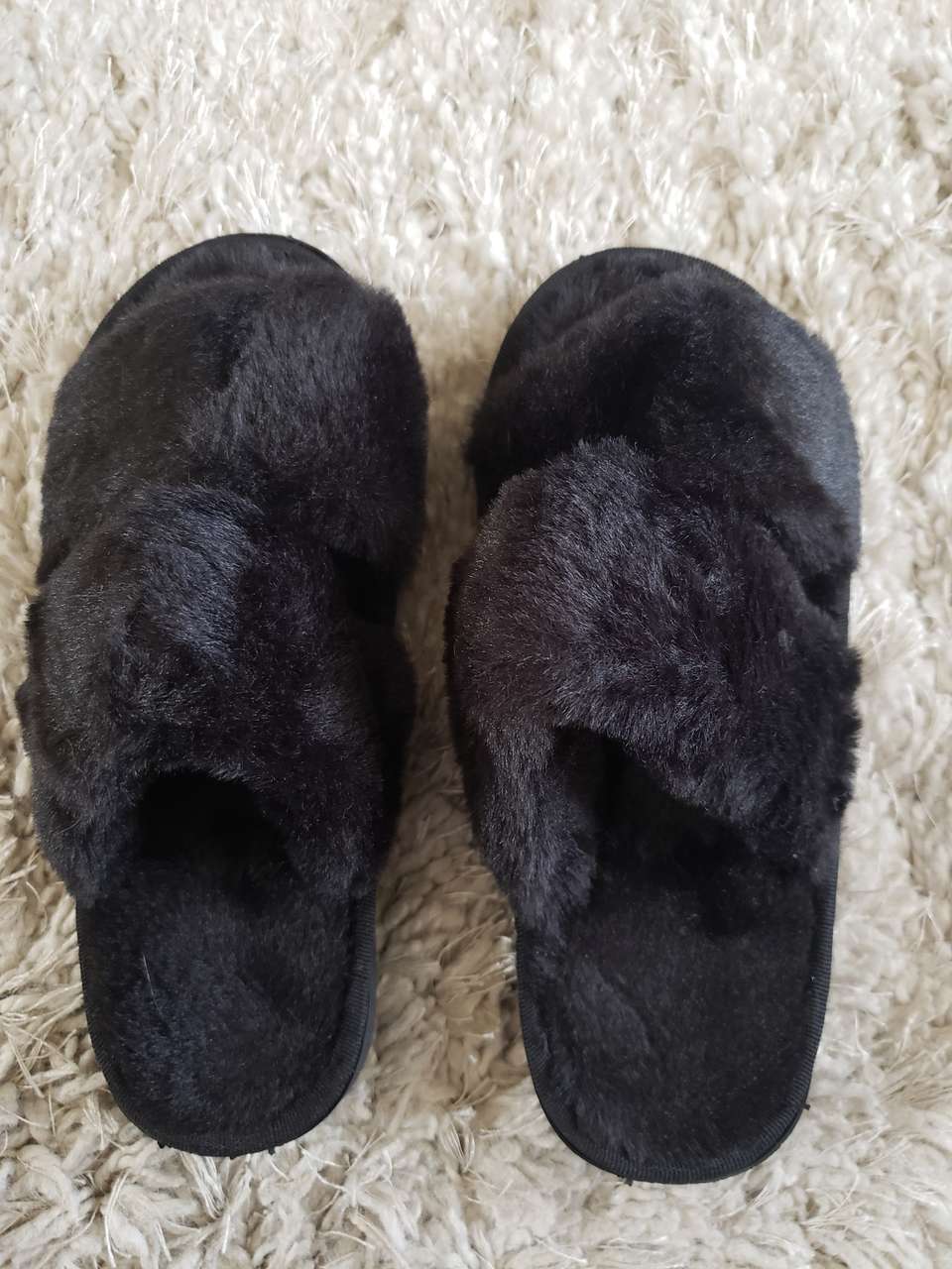 BRAND NEW WOMEN'S BLACK SOFT FUZZY SLIPPERS SIZE 5-6