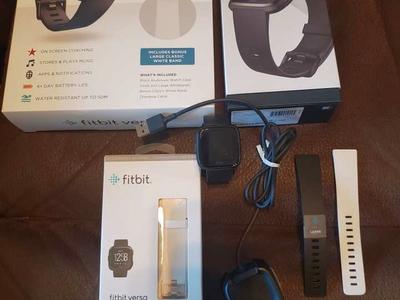 BRAND NEW FIT BIT VERSA SMART WATCH W/ BANDS AND CHARGER.