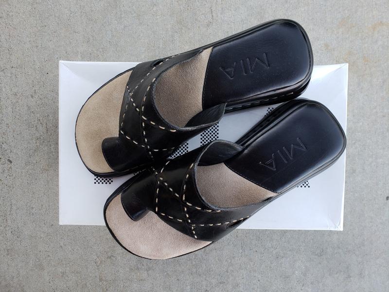 *NEW* Women's Black Leather Sandals - size 6