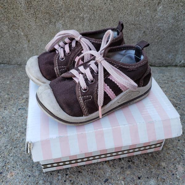 Girls Tennis Shoes Sneakers Wee Squeak - size 6