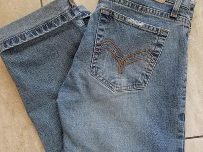 L. E. I. DISTRESSED DENIM CROPS SIZE 7