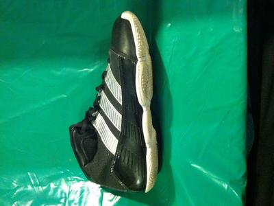 Adidas basketball shoes men's size 6 and 5 sizes got mismatched somehow