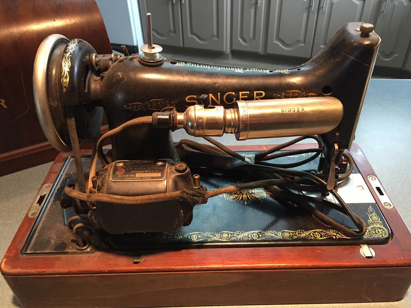 Old antique Singer sewing machine 4665525