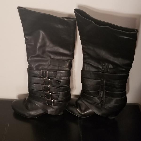 Nice black boots. Guessing pleather. Size 7.5