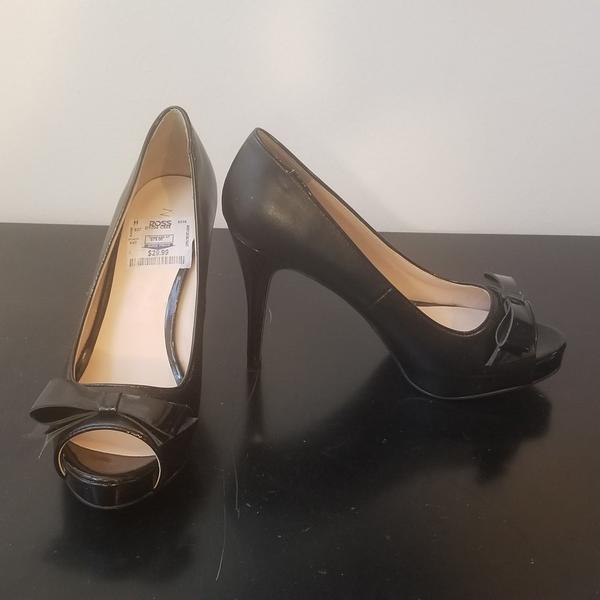Black Nine West 4" heels with bow.  Size 7M
