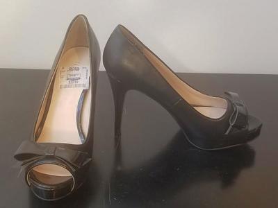 Black Nine West 4" heels with bow. Size 7M