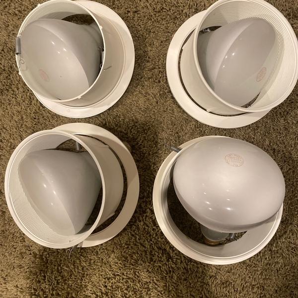4 Recess Can Lights With Trim And Bulb