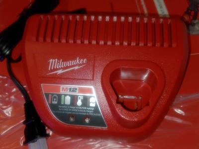 MILWAUKEE M12 CHARGER
