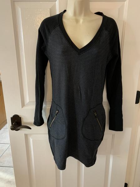 Athleta Longer Gray And Black Shirt Size Small