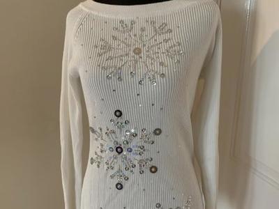 Women’s Snowflakes Sweater Size Small