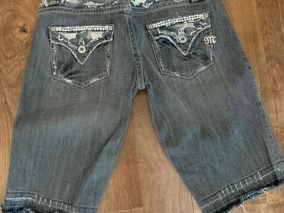 Miss Me Women’s Gray Knee Shorts Size 26