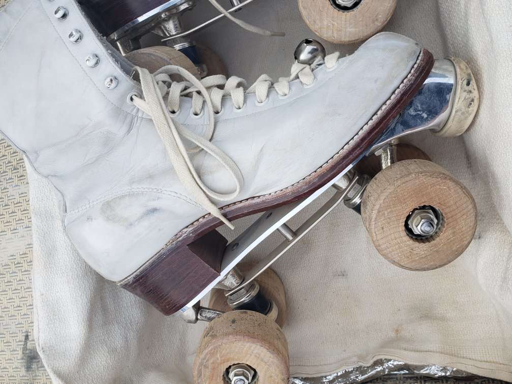 Classic white women's skates wooden wheels / bell