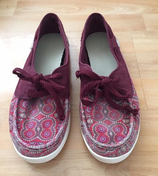 Women’s Sanuk Boat Shoes Slip on 8/8.5