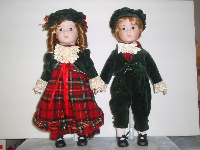 Christmas Porcelain Caroler Dolls Singing NEW