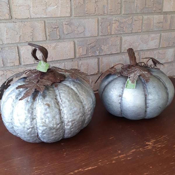 Lot of 2 metal pampkins