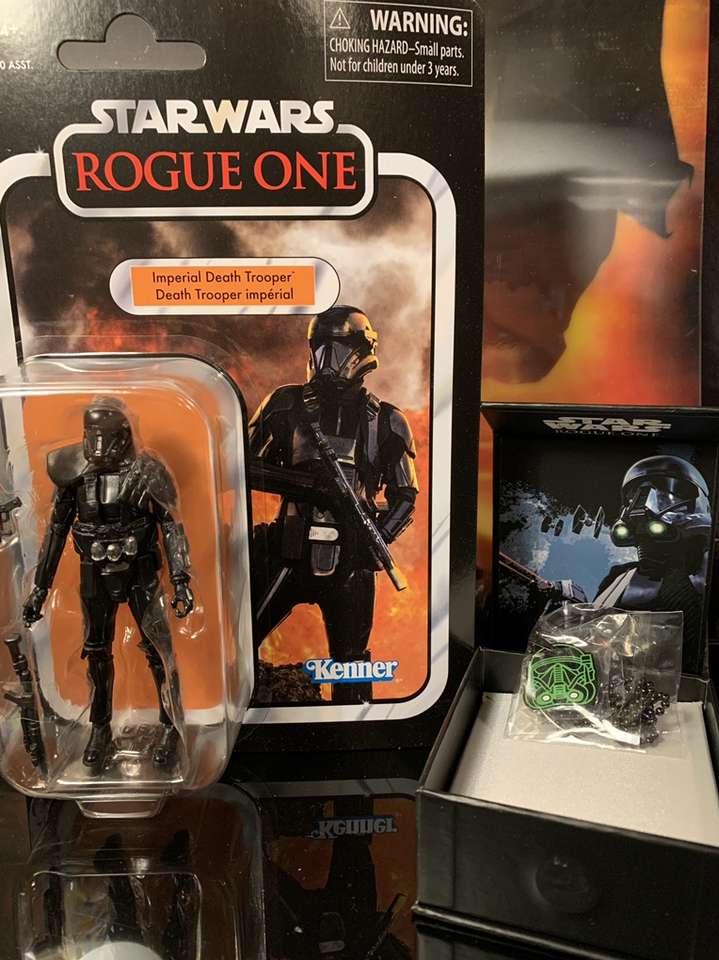 Star Wars Imperial Death Trooper & Glow Necklace