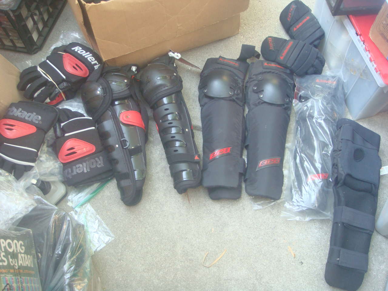 ROLLER HOCKEY STREET HOCKEY CHIN , ELBOW , GLOVES NEW AND USED