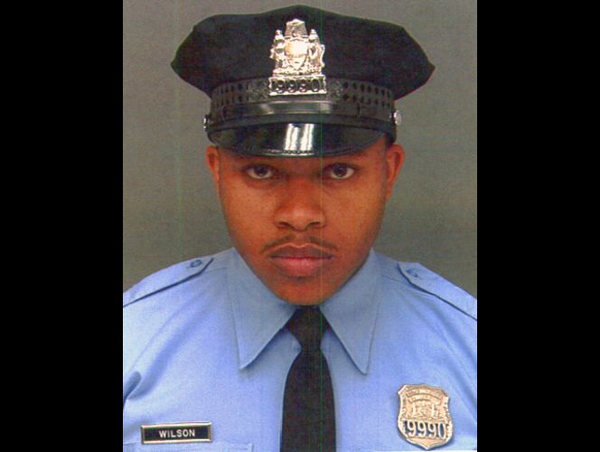 Philadelphia officer shot dead while trying to stop robbery