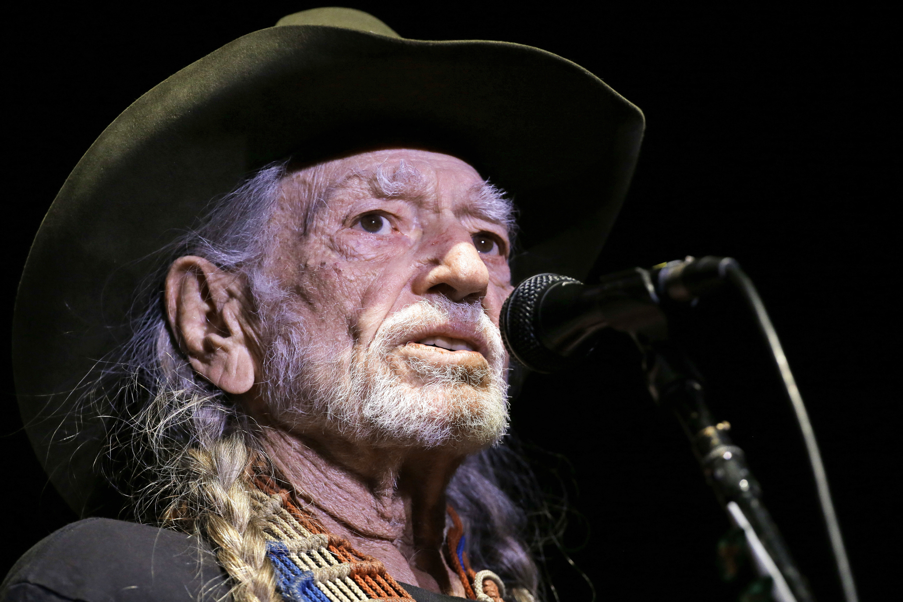 Willie Nelson cuts show short, cites Utah's high altitude