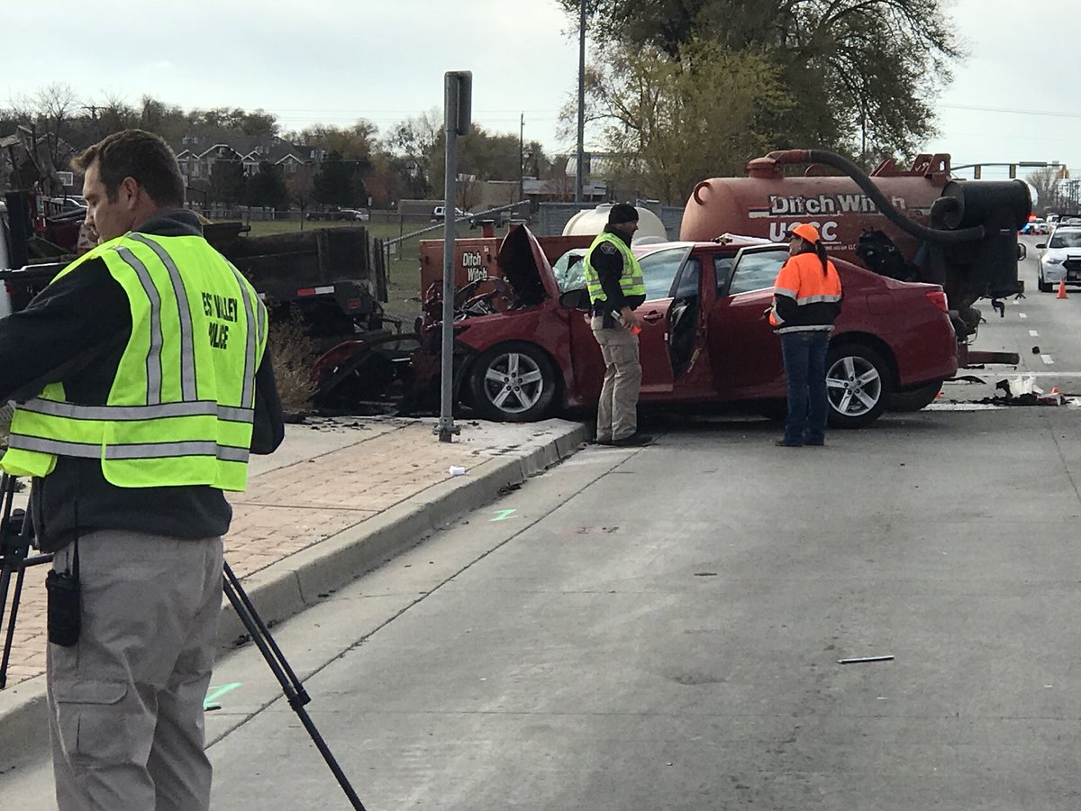1 dead, 1 critically injured in West Valley crash
