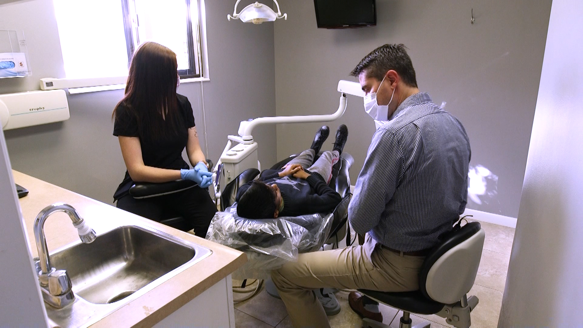Free dental clinic for refugees opens to honor boy who died of brain cancer