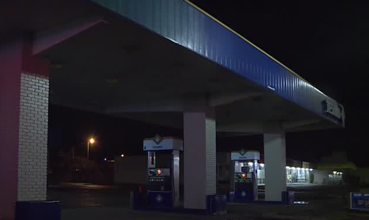 2 gunmen rob Murray gas station, steal clerk's car