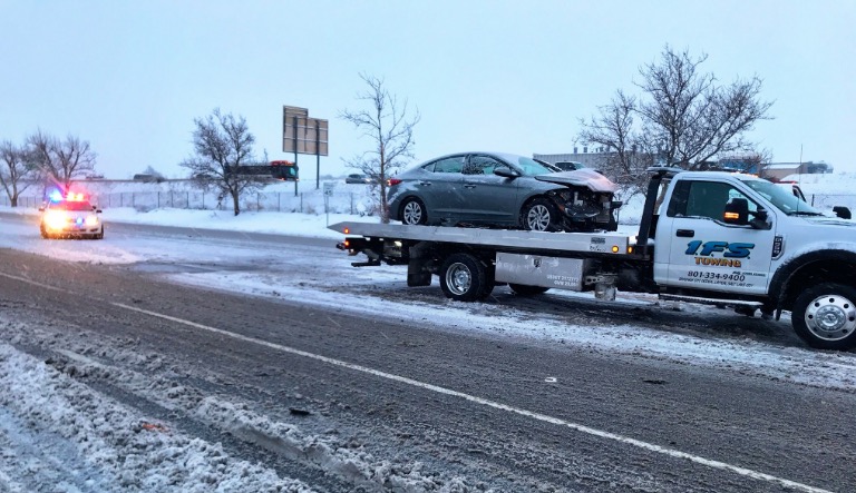 Friday storm dumps 6 inches of snow, delays hundreds of flights
