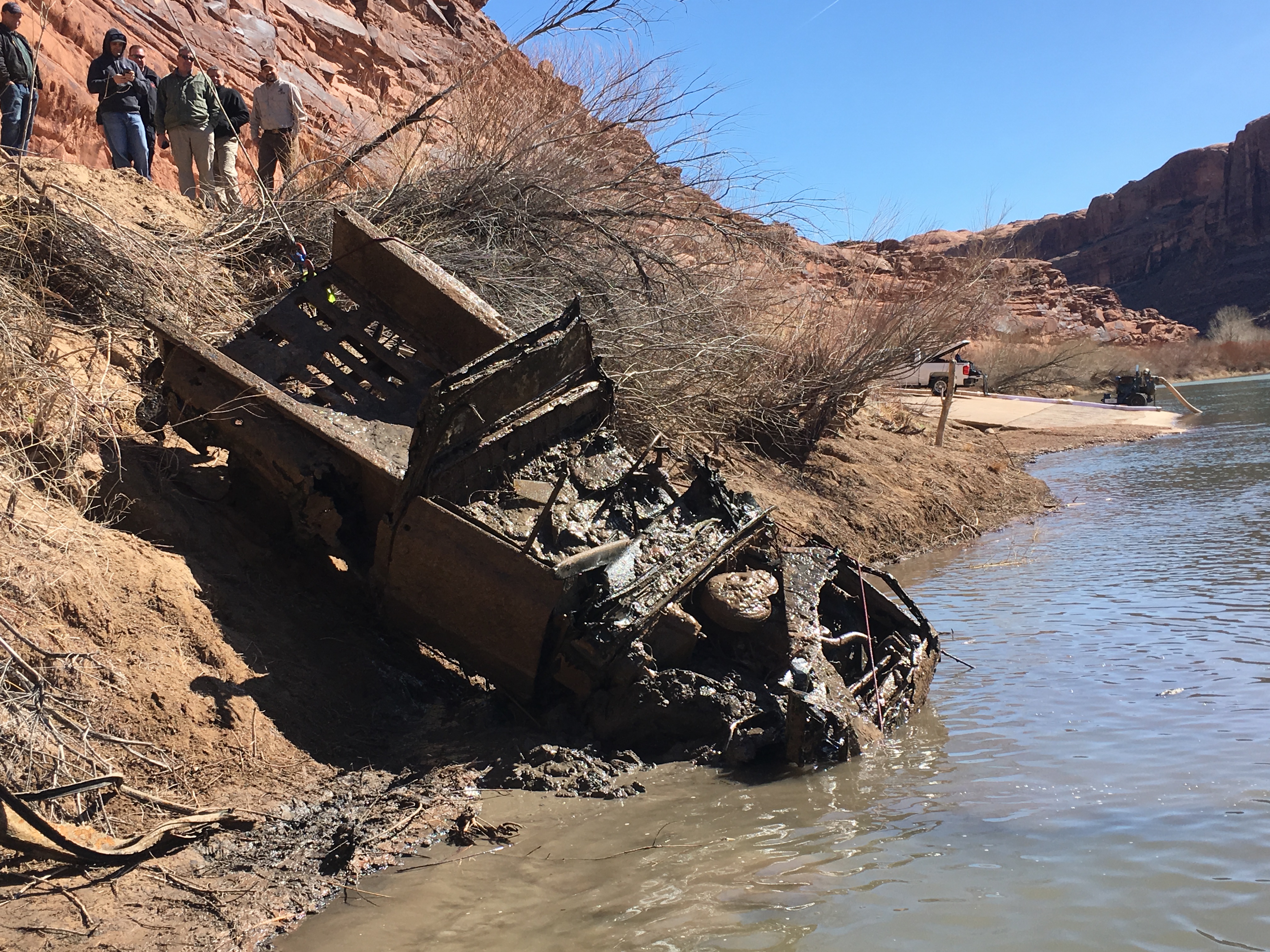 Crews remove 1970s pickup that mysteriously ended up in Colorado River