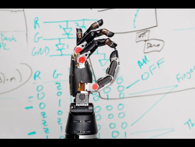 Prosthetic hand \'tells\' the brain what it is touching