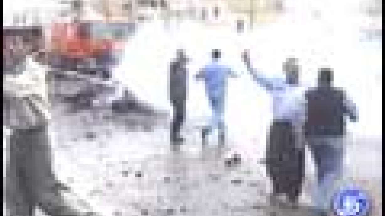 Car Bomb Kills 4 Iraqis Outside Hotel