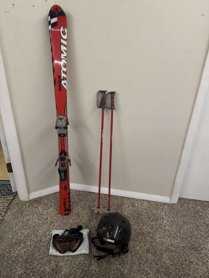 Atomic Race 6 Skis with Poles Helmet Goggles Set