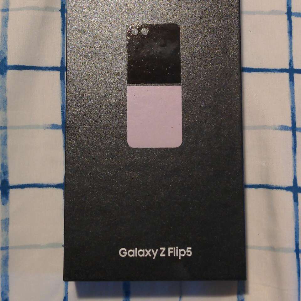 Factory Unlocked New in box Samsung Galaxy Z Flip