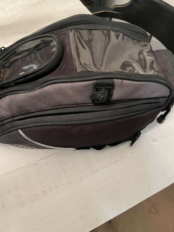 Rapid Transit Recon 19 Magnetic Motorcycle Tankbag
