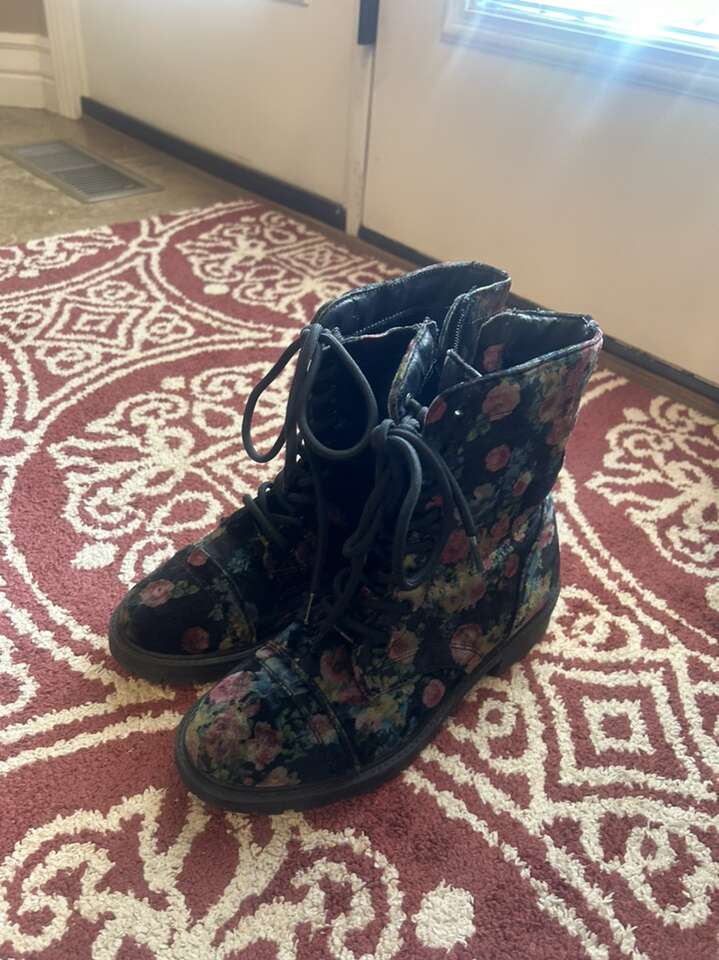 Floral Boots Size 6.5 Women’s