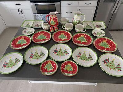 24 Piece Christmas Dishes/China/Serving Set