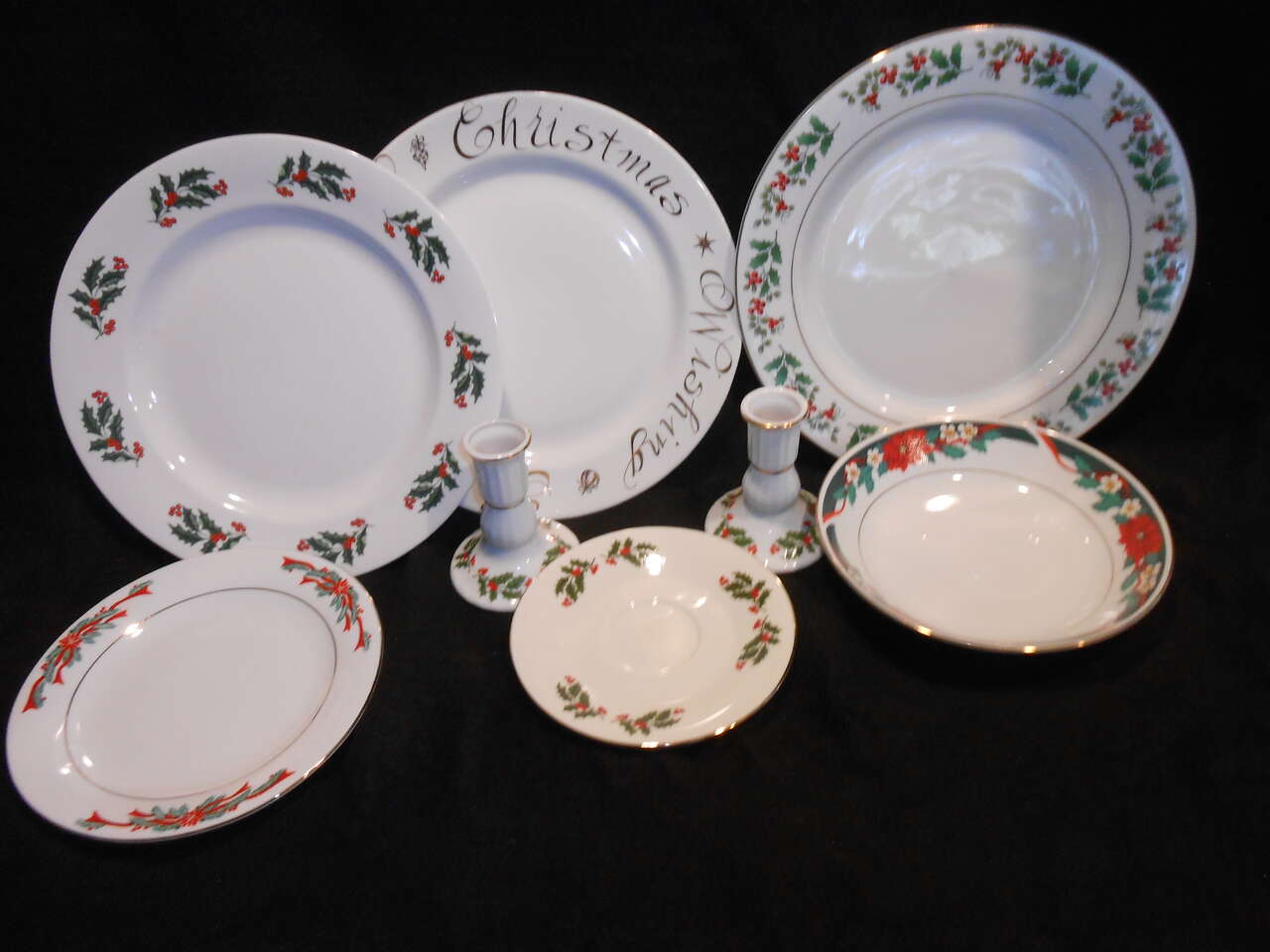 CHRISTMAS--126 PIECE CHRISTMAS CHINA SET