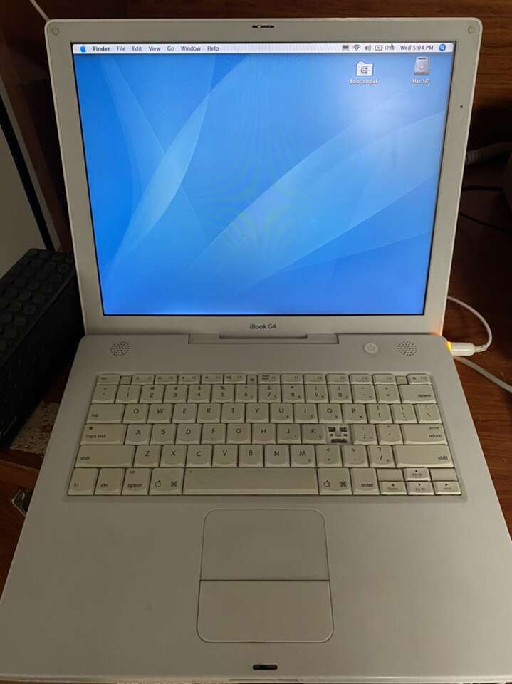 Apple iBook 2004 Vintage Laptop