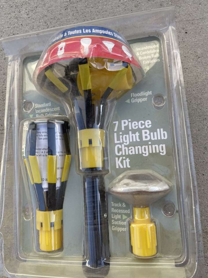 * New 7 Pc Light Bulb Changing Kit *