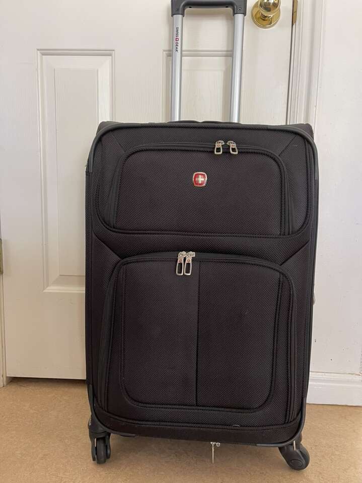 Swissgear Medium Expandable 4 Wheel Spinner Bag