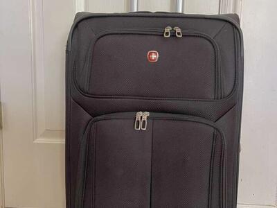 Swissgear Medium Expandable 4 Wheel Spinner Bag