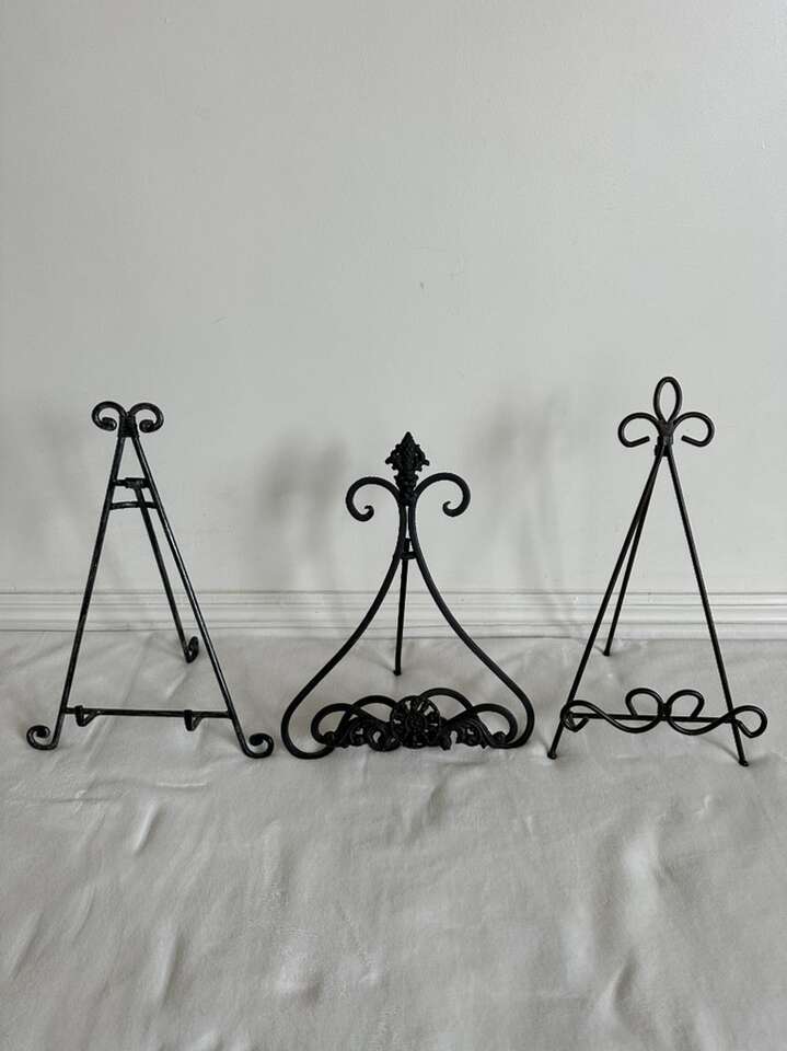 Lots Of Nice Tall Easels