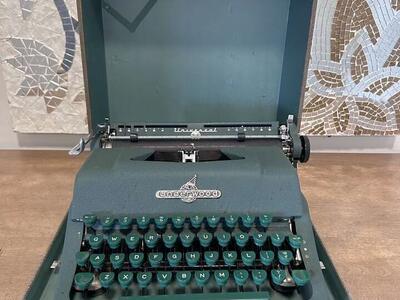 Used as Decor Only***Vintage Underwood UNIVERSAL vintage green portable typewriter with case $150 cash/venmo in Draper