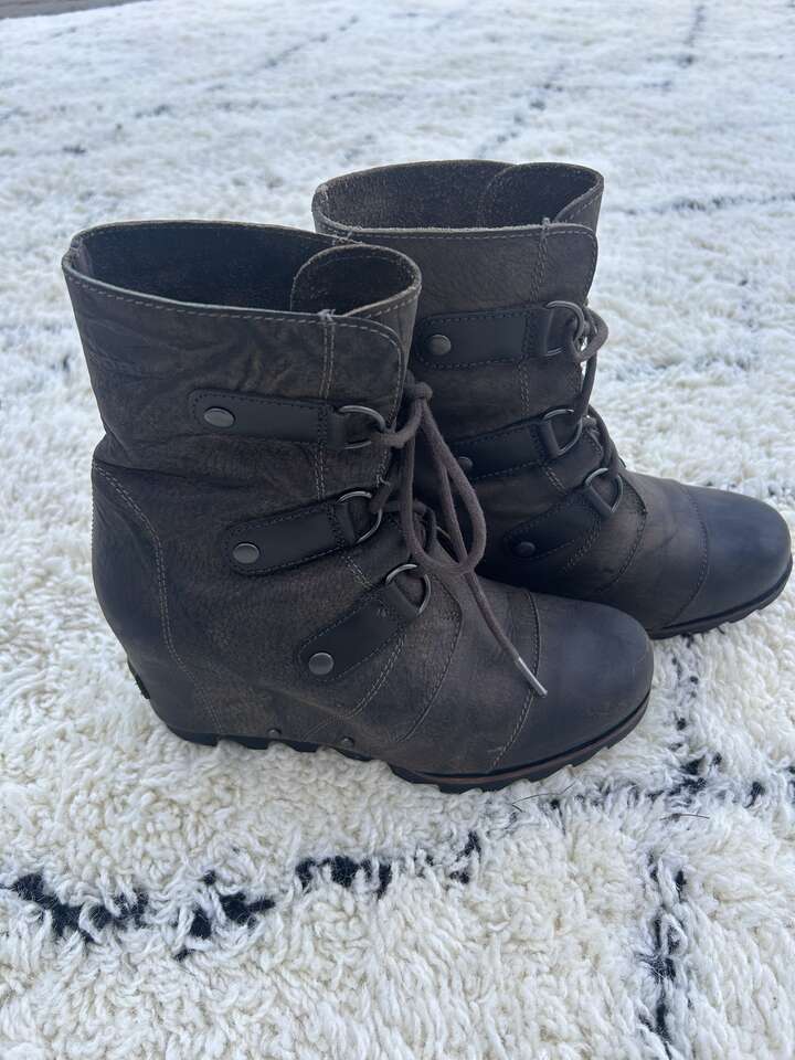 Sorel Joan of Arctic Women's size 7.5 Mid Wedge Leather Boots $50 cash/venmo in Draper