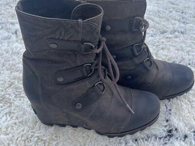 Sorel Joan of Arctic Women's size 7.5 Mid Wedge Leather Boots $50 cash/venmo in Draper