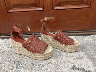 Used Tory Burch Women's size 7 1/2 Leather Basketweave Wedge Sandals $40 cash/venmo in Draper