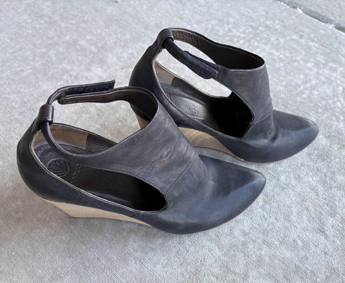 Coclico Jory Wedge Shoe size UK 38 1/2 (women's size 8) black leather $20 cash/venmo in Draper