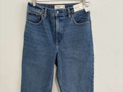 NWT Abercrombie & Fitch Ultra High Rise 90s straight leg women's size 29 short jeans pants $20 cash/venmo in Draper